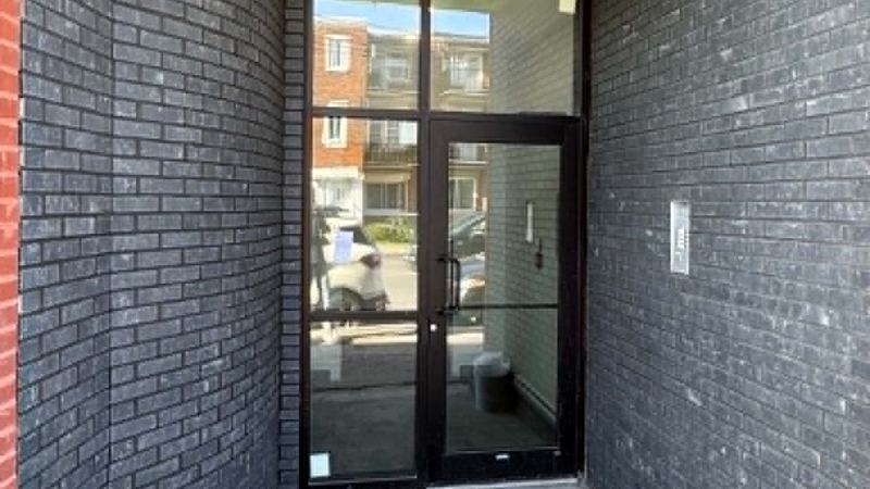 Entrée d’immeuble en brique grise, pose neuve
