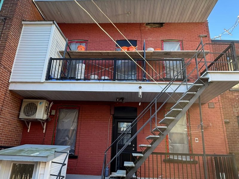 Façade arrière en brique peinte, avant les travaux