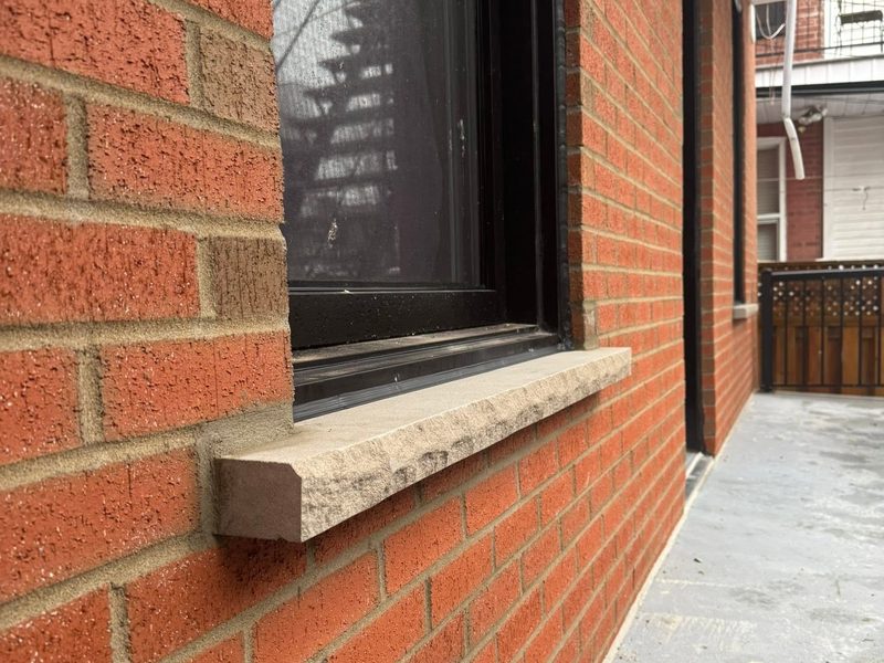 Gros plan d'une allège de pierre neuve et des joints du mur terminé