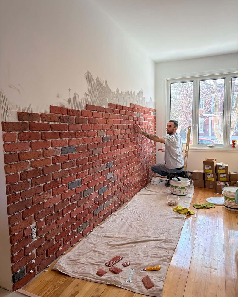 Maçon de Maçonnerie Bougie qui monte un mur de brique intérieur