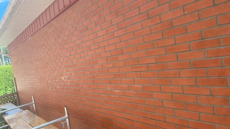Mur de brique fraîchement rejointoyé