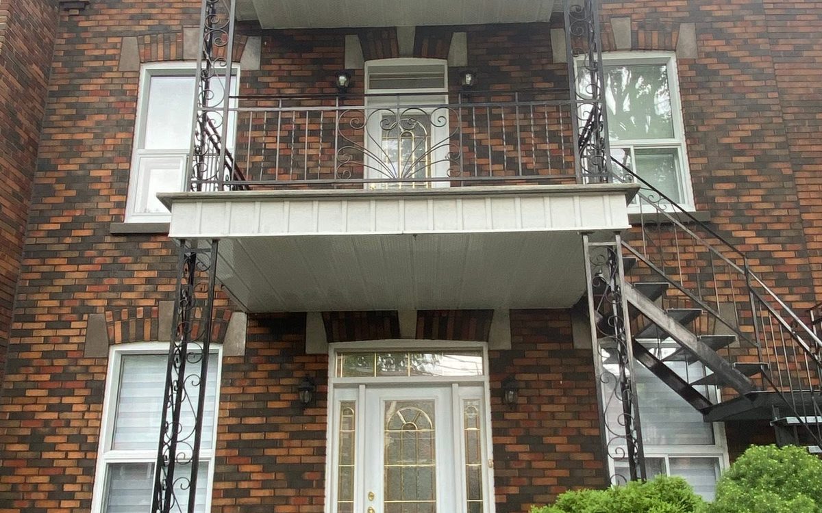 Façade de duplex en brique multicolore, projet de maçonnerie terminé